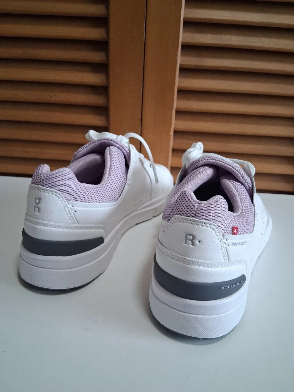 On The Roger Advantage Women's Sneaker * Size: 8 * NEW